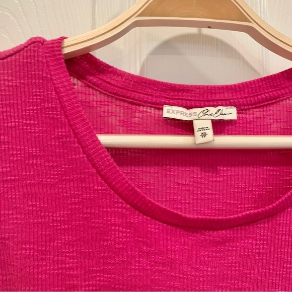 Fuchsia Pink Ribbed High-Low Tulip Hem Short-Sleeve Tee Top - Picture 2 of 5